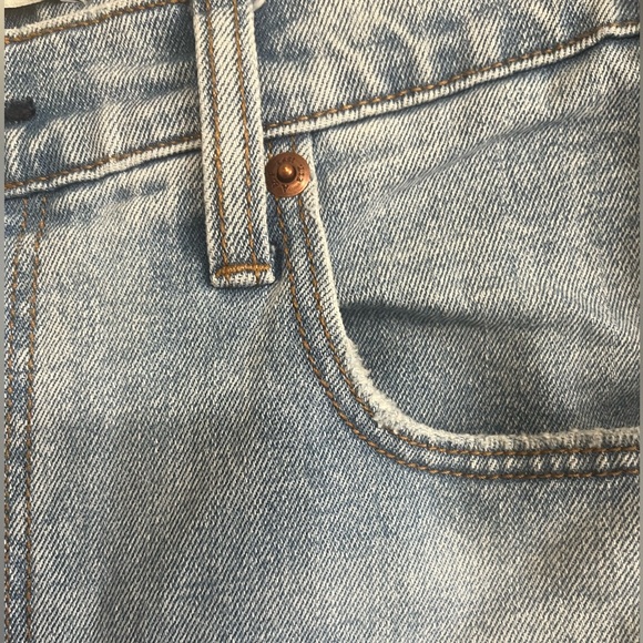 Abercrombie and Fitch The 90s Slim Straight Ultra High Rise Light Wash Jeans - Picture 6 of 6